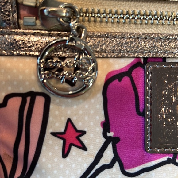 Coach Poppy Wristlet - Picture 5 of 5